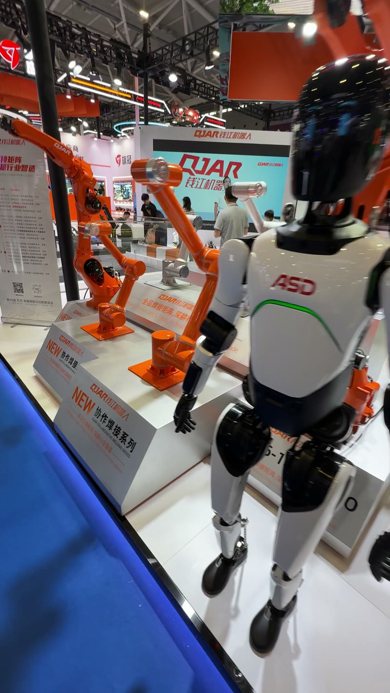 Compact robot welding workstation shown on the Shenzhen Essen exhibition floor