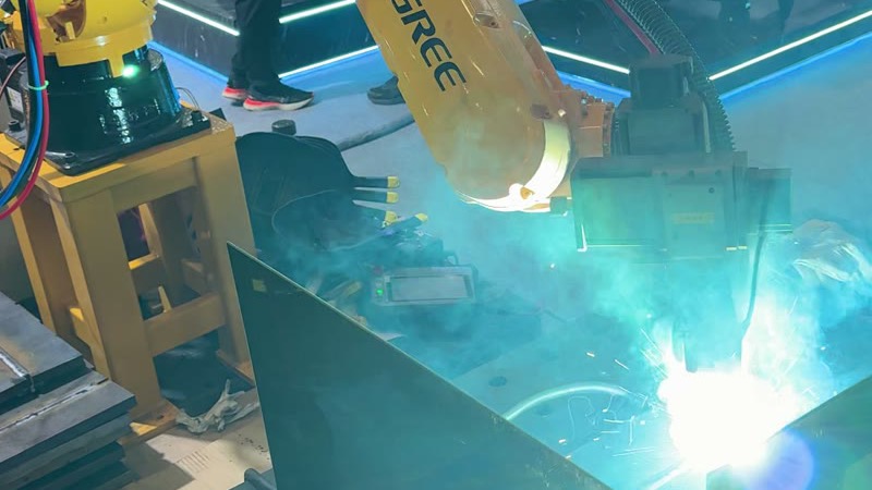 Robot welding demonstration observed at Shenzhen Essen 2026